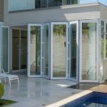 imagem com frente de casa com portas e janelas em esquadrias de alumínio branco