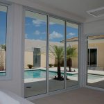 foto de sala com portas e janelas em esquadrias de alumínio branco
