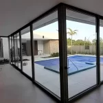 Salão com portas e janelas em esquadrias de alumínio preto